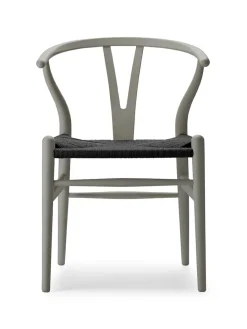 Y-stol CH24 Soft Blue med sort flet af Hans J. Wegner<Carl Hansen & Søn