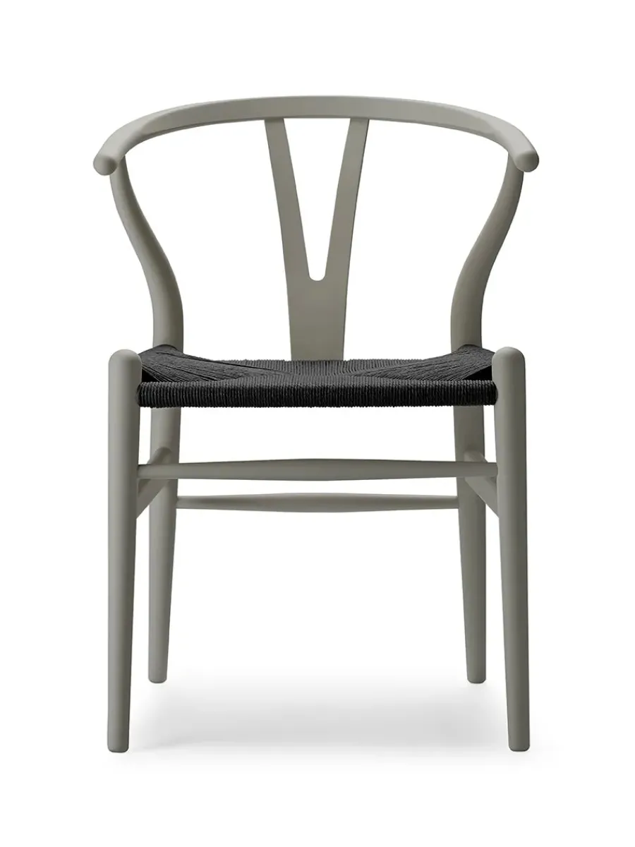 Y-stol CH24 Soft Blue med sort flet af Hans J. Wegner<Carl Hansen & Søn