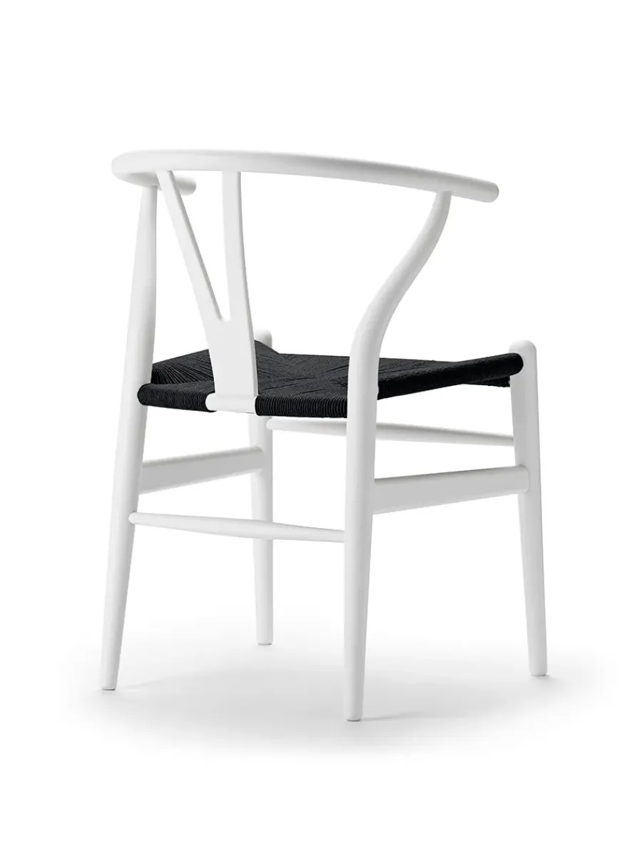 Y-stol CH24 Soft Blue med sort flet af Hans J. Wegner<Carl Hansen & Søn