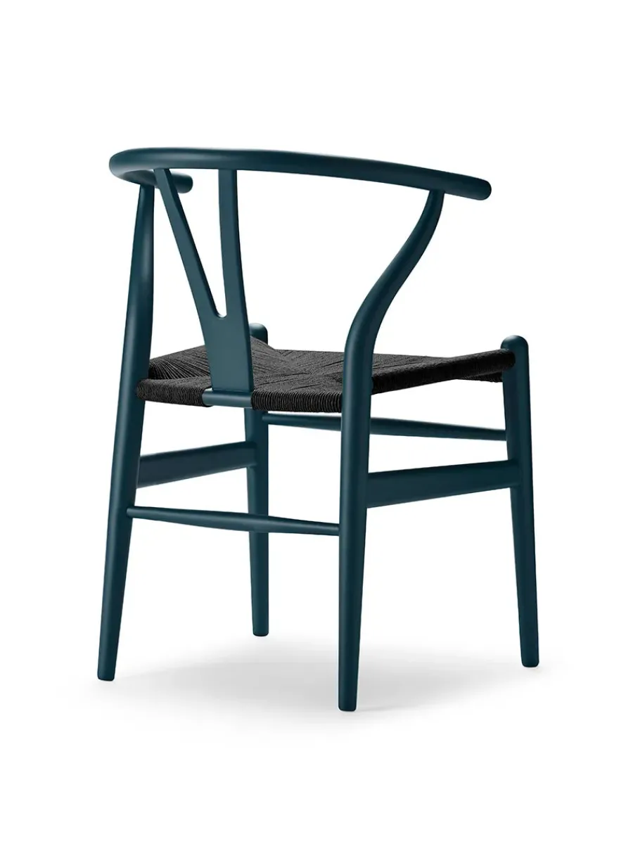 Y-stol CH24 Soft Blue med sort flet af Hans J. Wegner<Carl Hansen & Søn