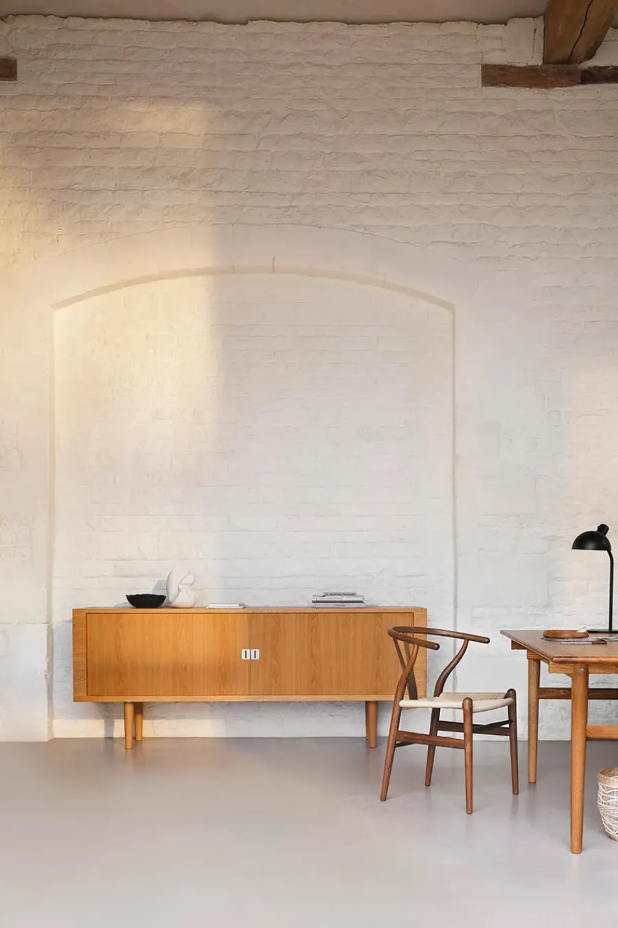Y-stol CH24, Valnød lak af Hans J. Wegner<Carl Hansen & Søn Online