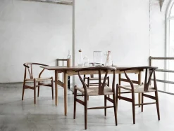 Y-stol CH24, Valnød lak af Hans J. Wegner<Carl Hansen & Søn Online