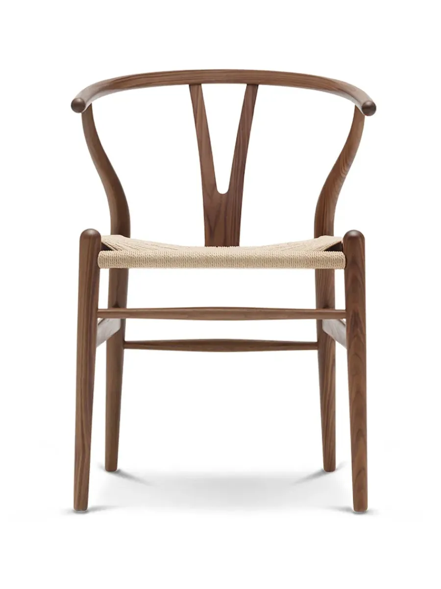 Y-stol CH24, Valnød lak af Hans J. Wegner<Carl Hansen & Søn Online