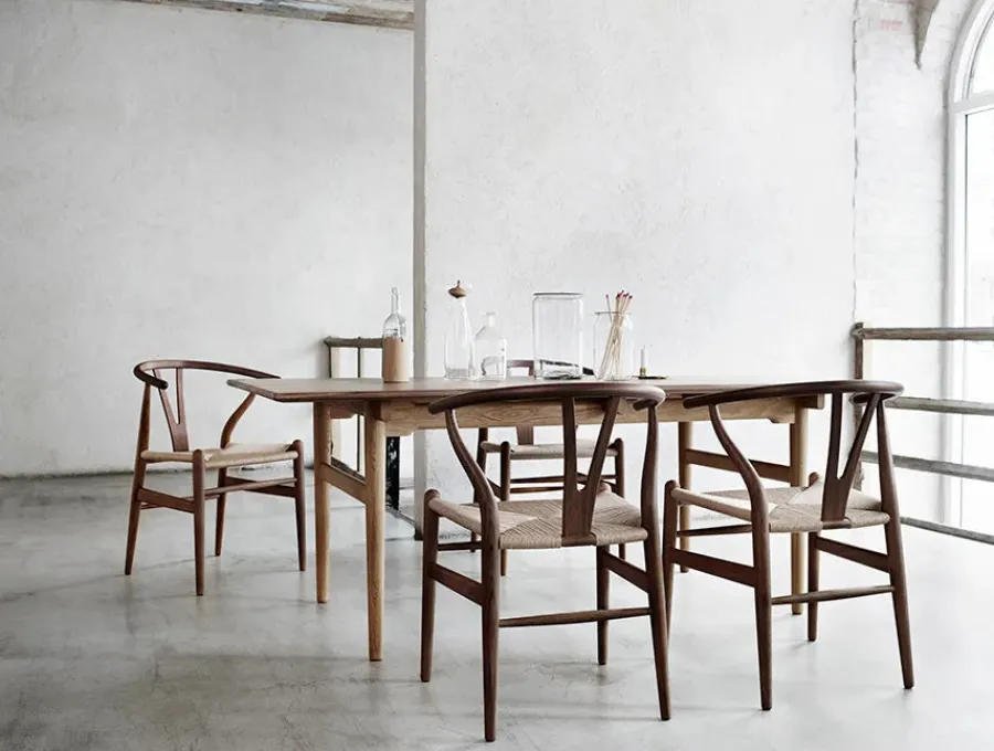 Y-stol CH24, Valnød lak af Hans J. Wegner<Carl Hansen & Søn Online